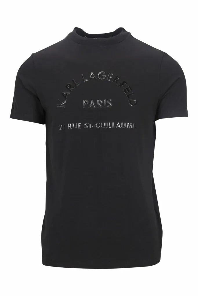 Camiseta negra con maxilogo monocromático 