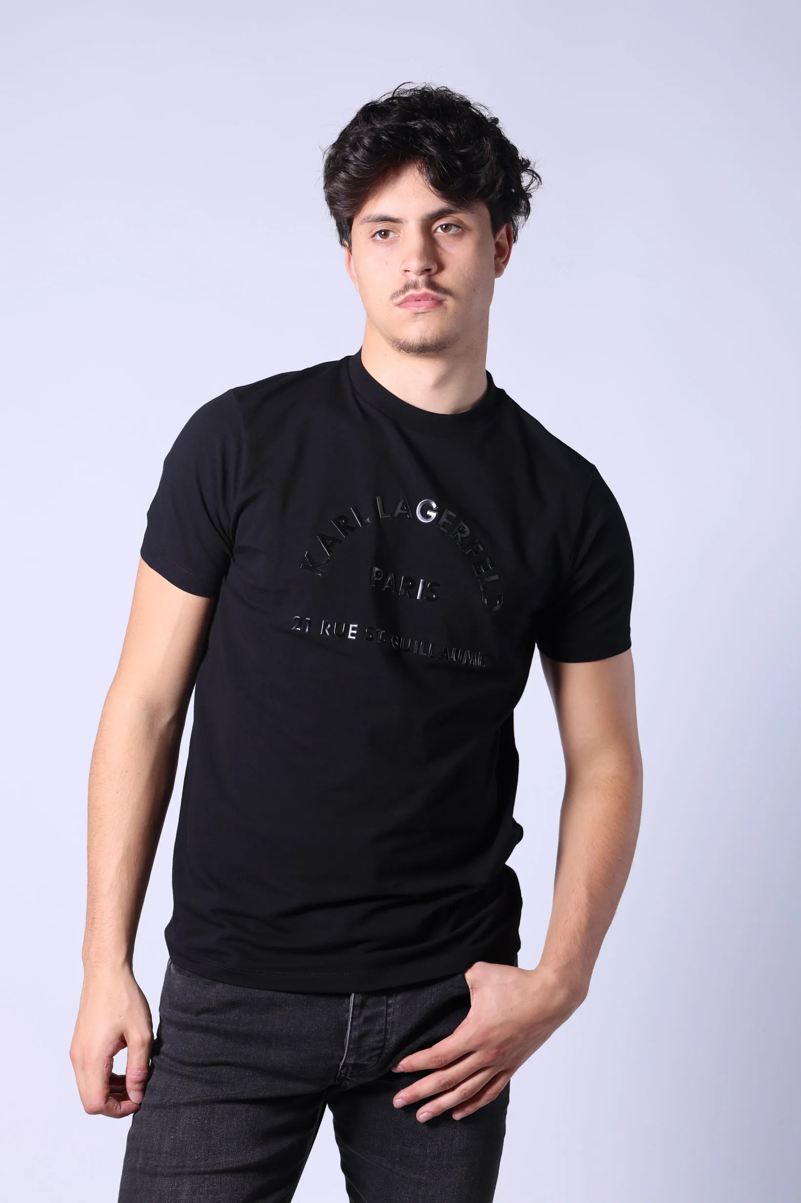 Camiseta negra con maxilogo monocromático 