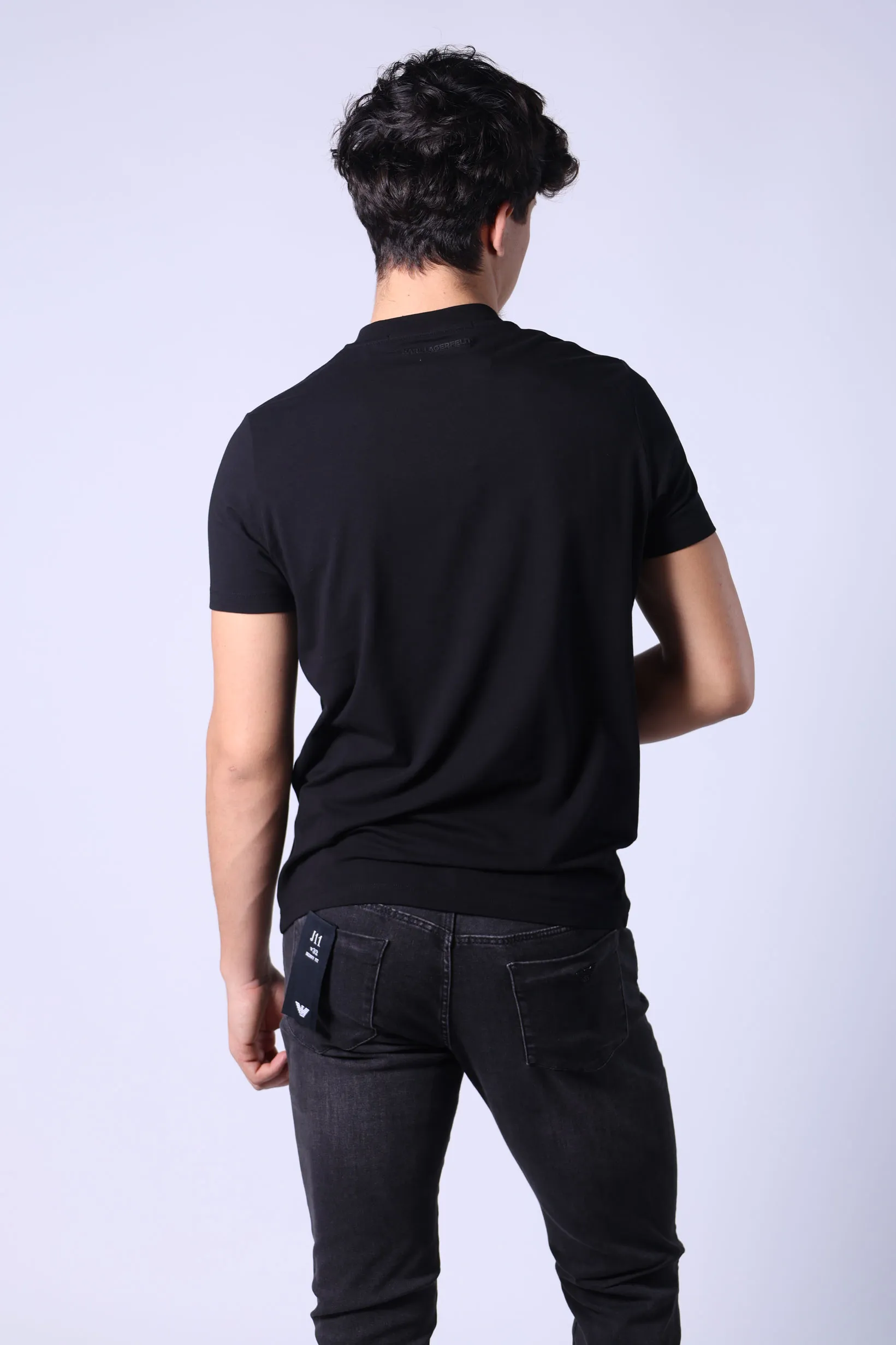 Camiseta negra con maxilogo monocromático 