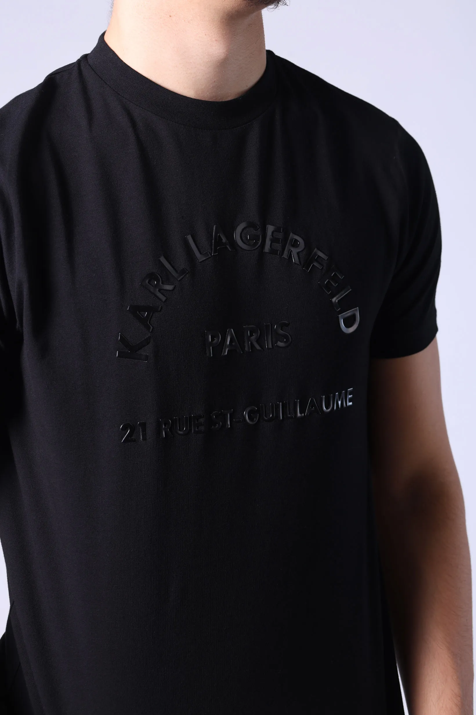 Camiseta negra con maxilogo monocromático 