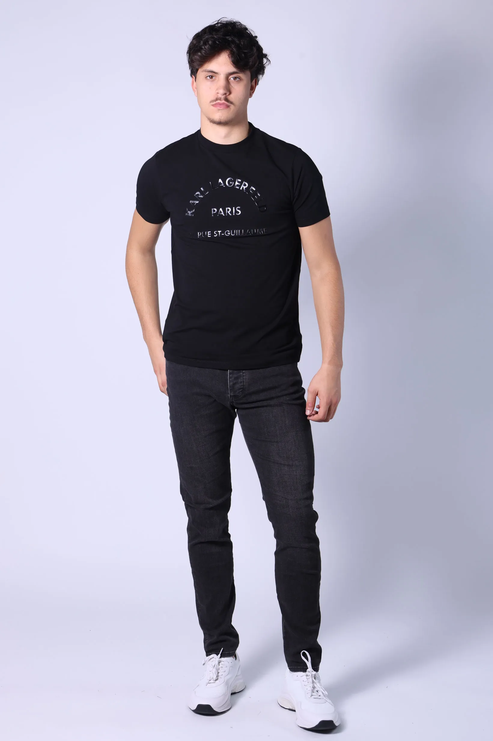 Camiseta negra con maxilogo monocromático 