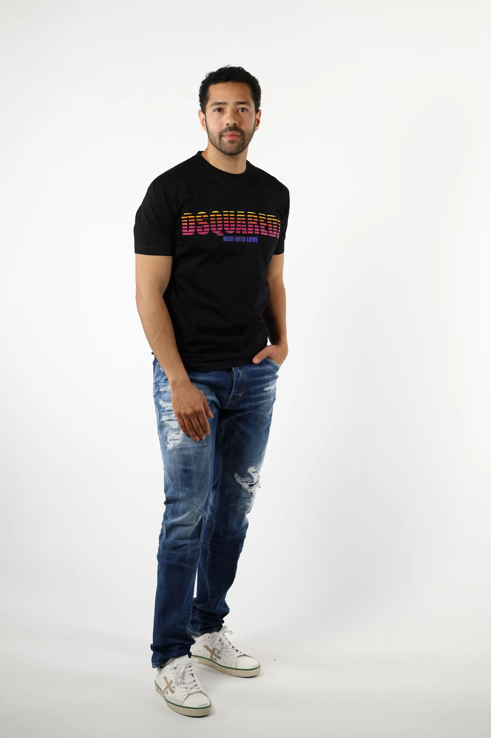 Camiseta negra con maxilogo multicolor retro