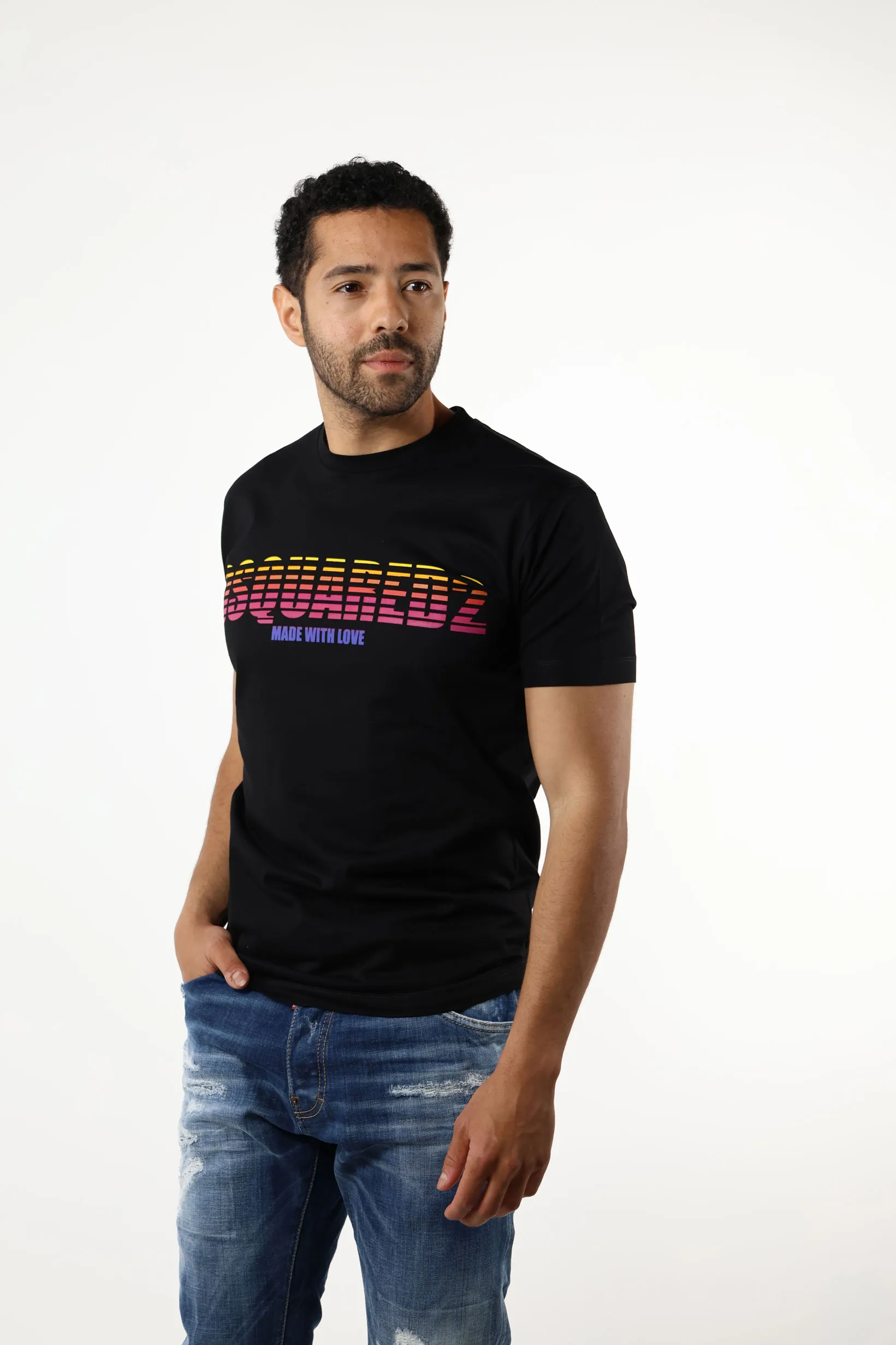 Camiseta negra con maxilogo multicolor retro