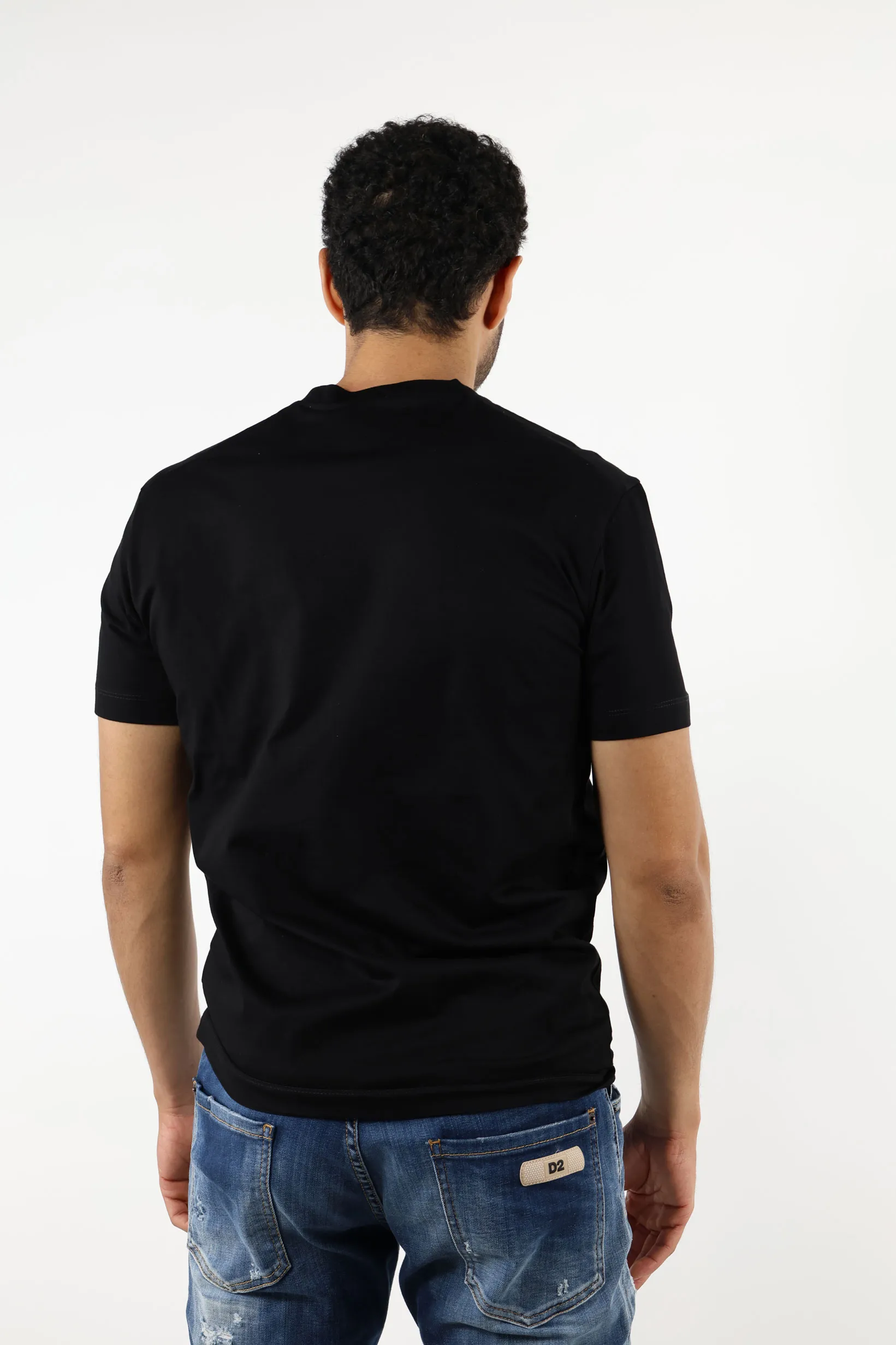 Camiseta negra con maxilogo multicolor retro