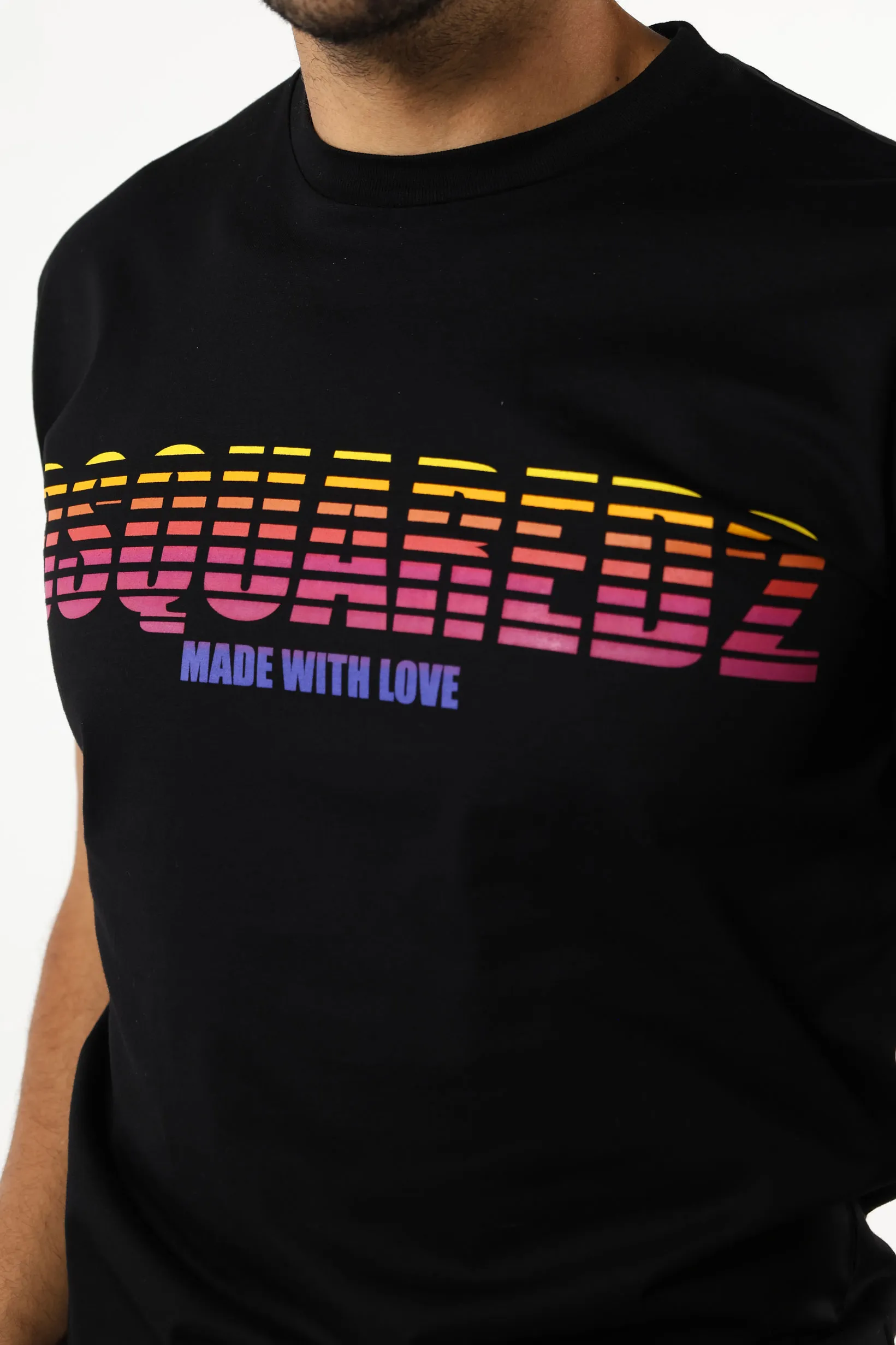 Camiseta negra con maxilogo multicolor retro