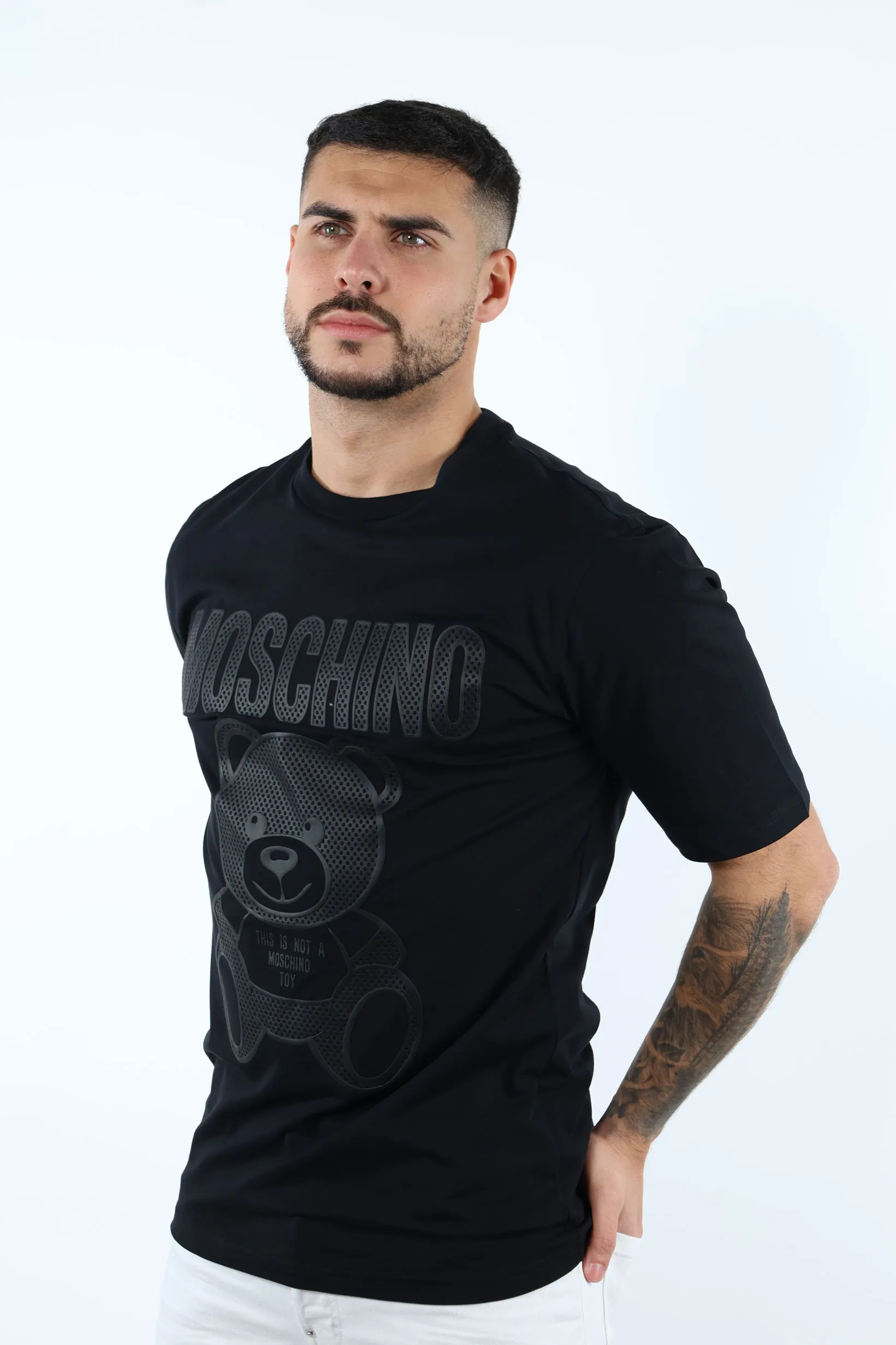 Camiseta negra con maxilogo oso en puntos monocromático