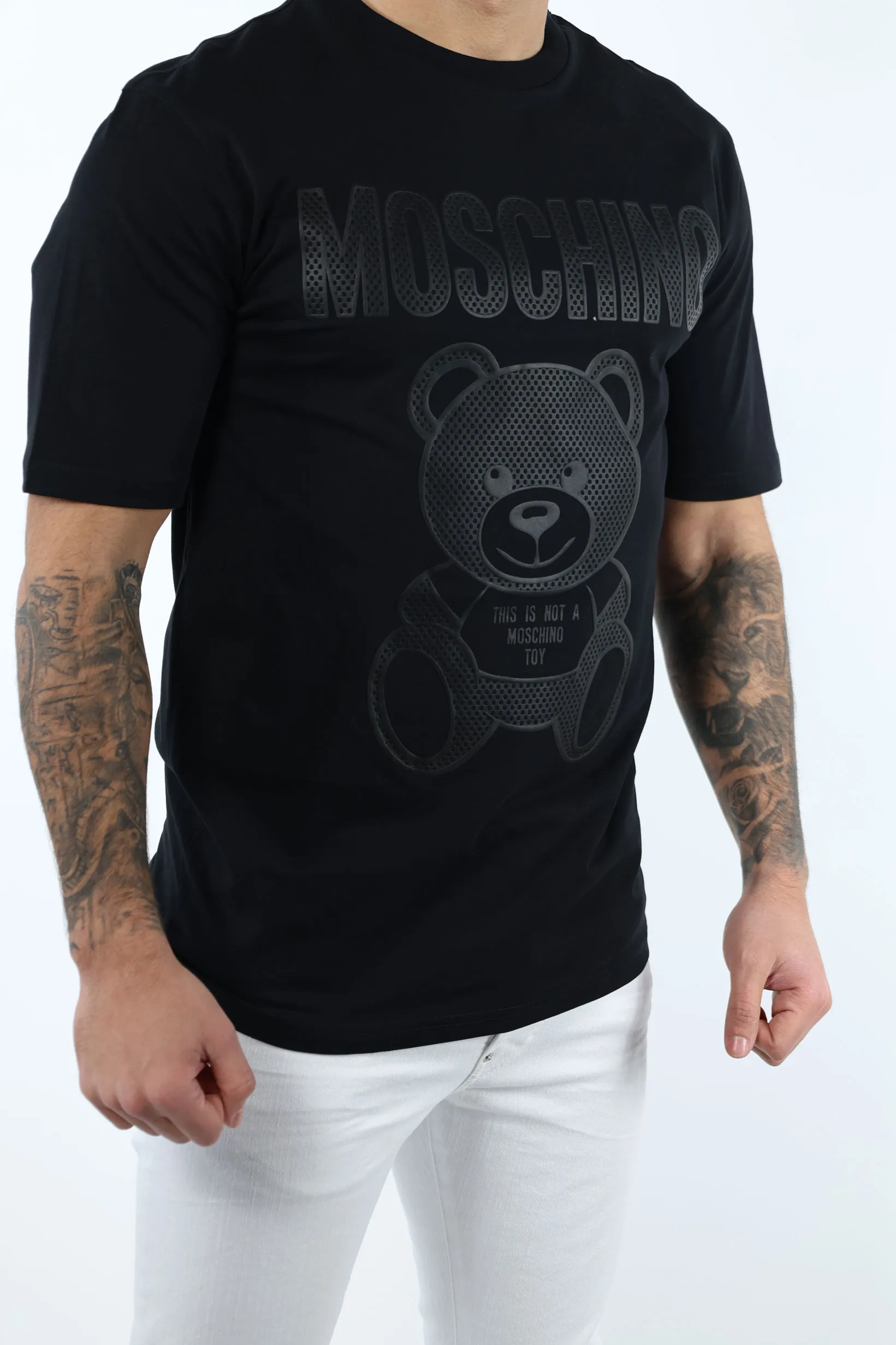 Camiseta negra con maxilogo oso en puntos monocromático