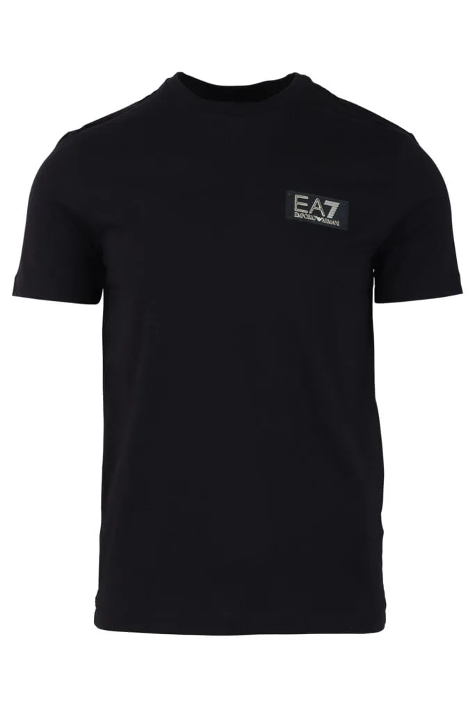 Camiseta negra con minilogo en placa dorado