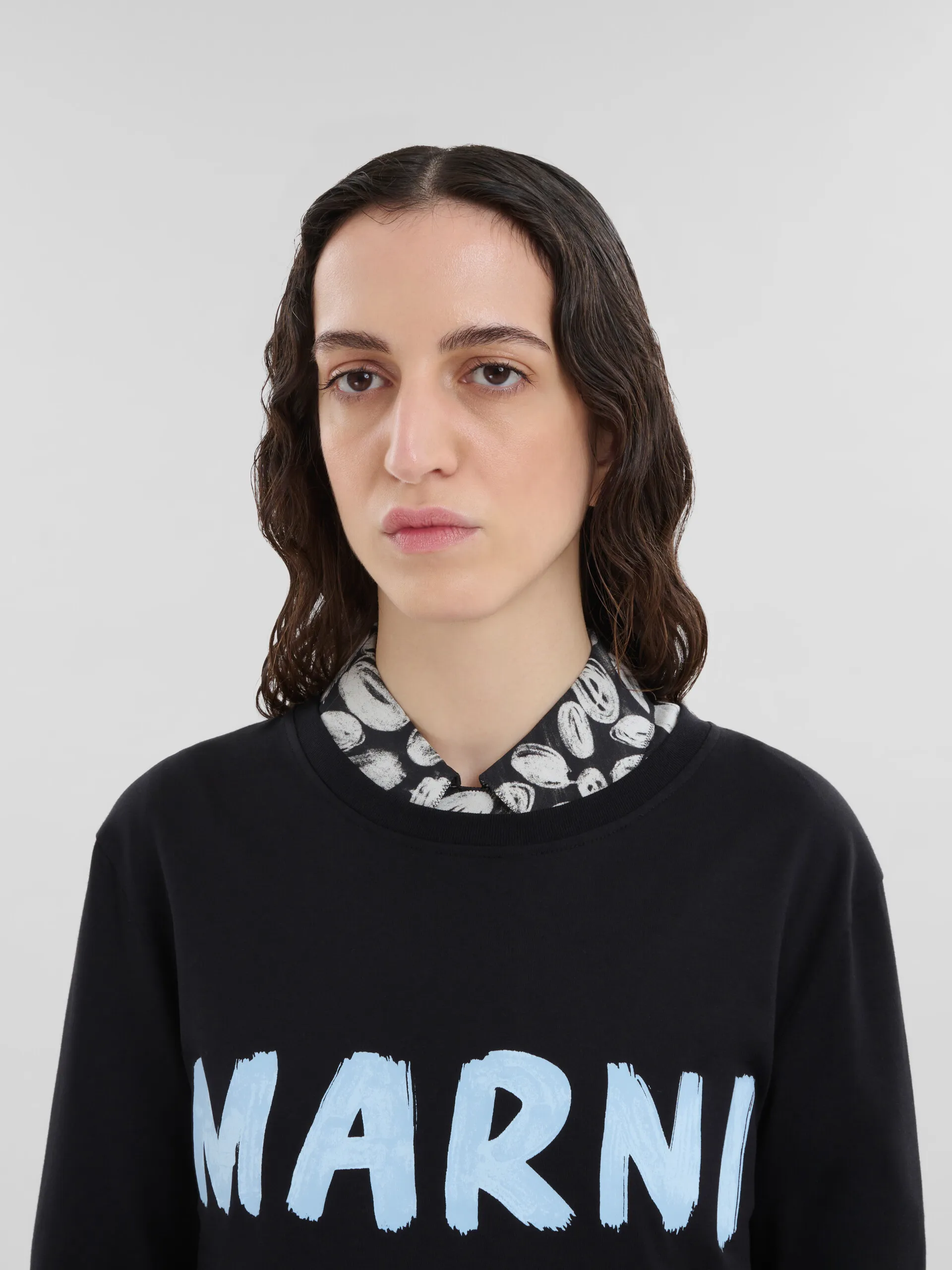 Camiseta negra de algodón orgánico con logotipo