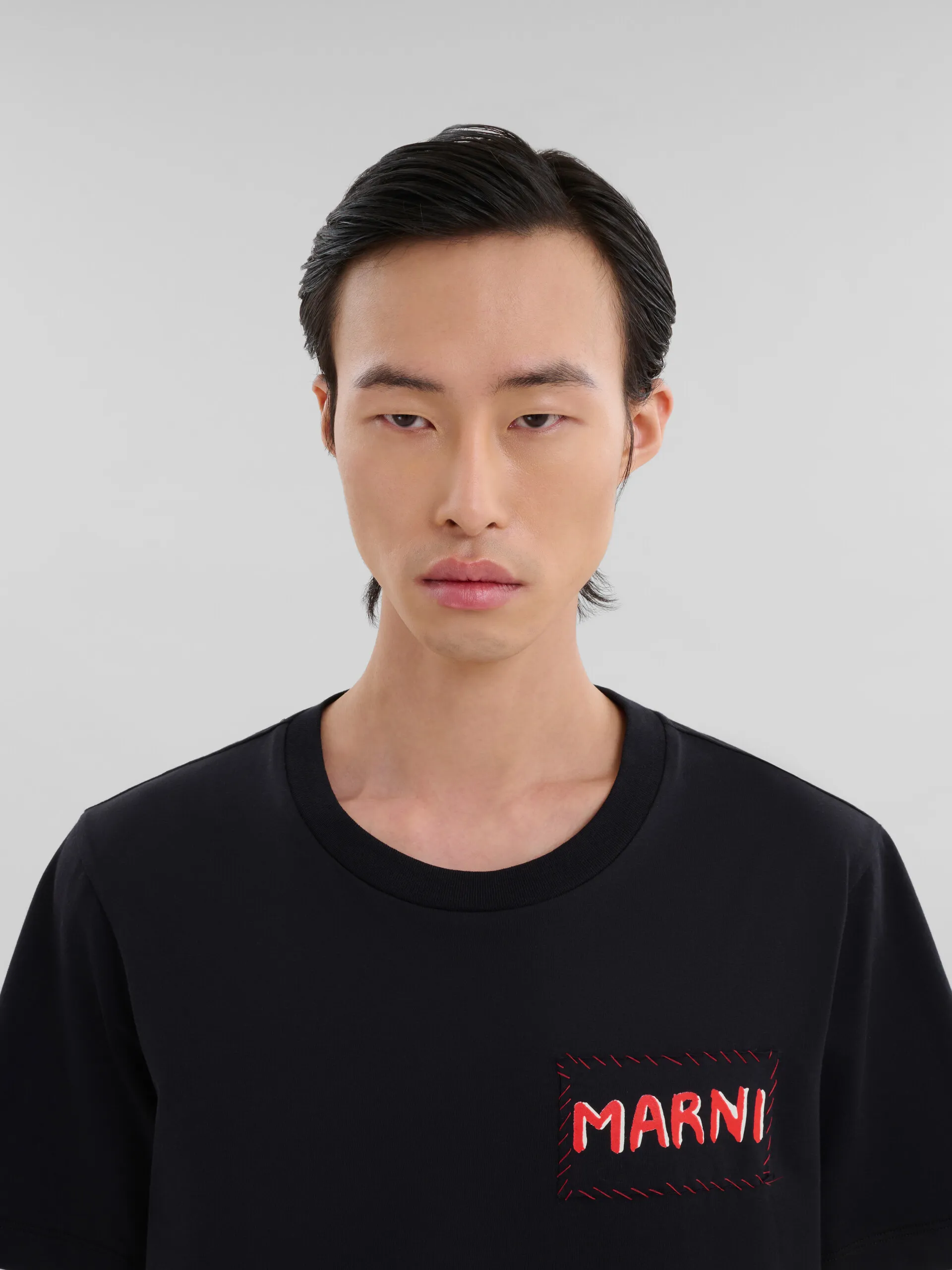 Camiseta negra de algodón orgánico con parche Marni