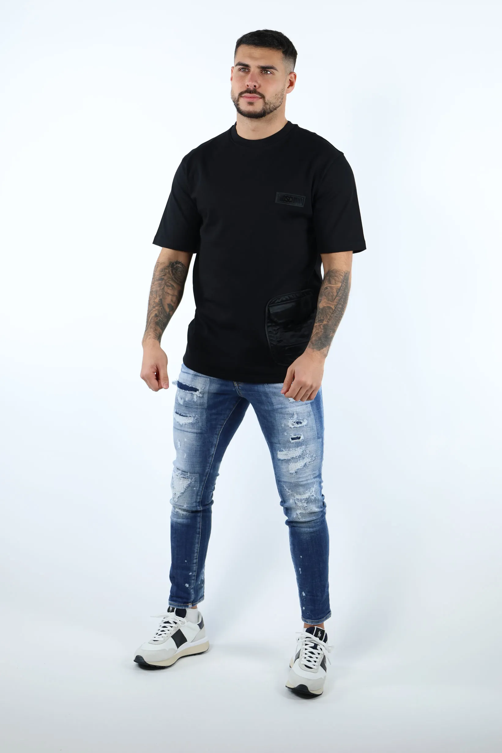 Camiseta negra mix con bolsillo y logo etiqueta monocromático