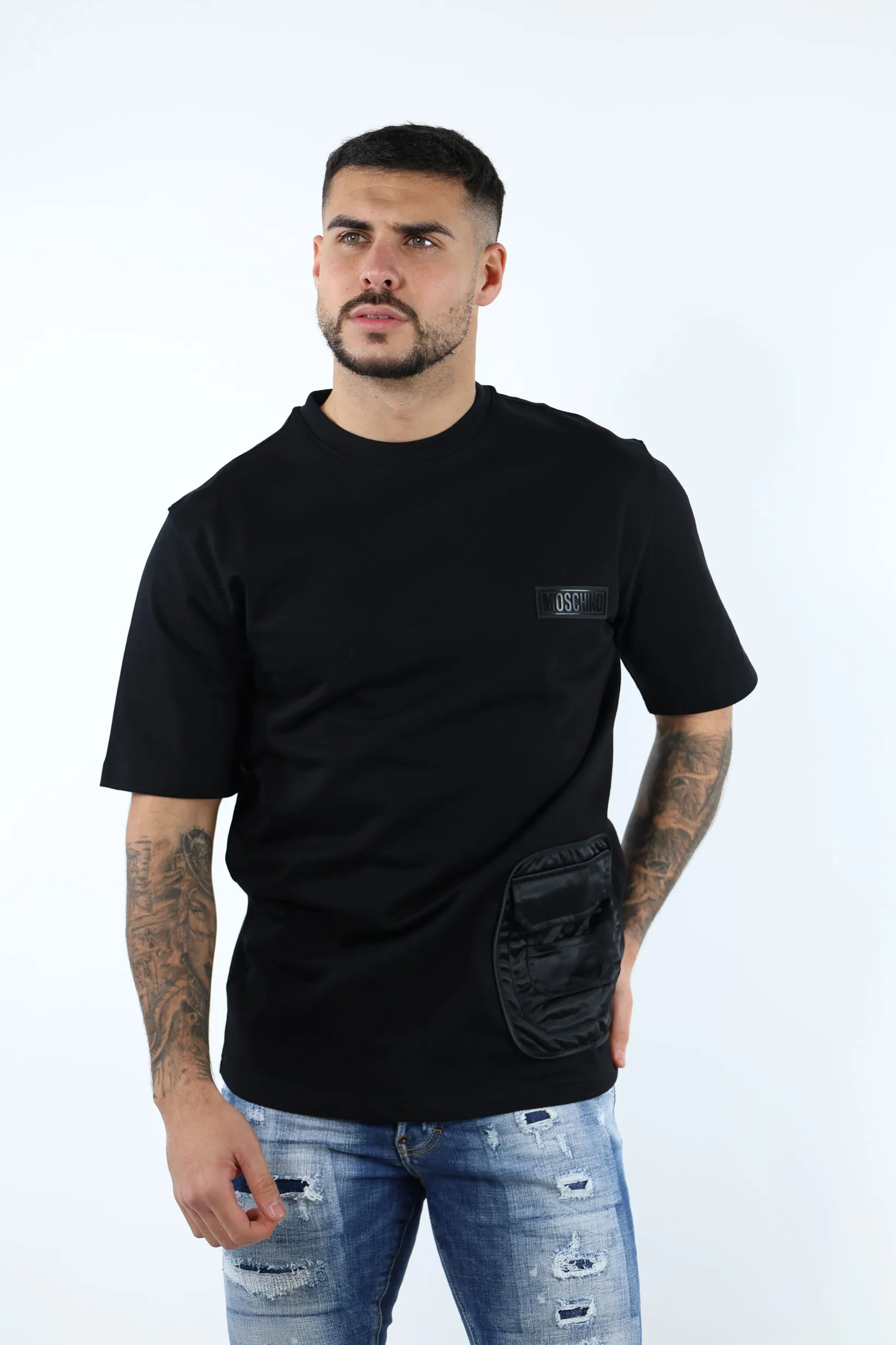 Camiseta negra mix con bolsillo y logo etiqueta monocromático