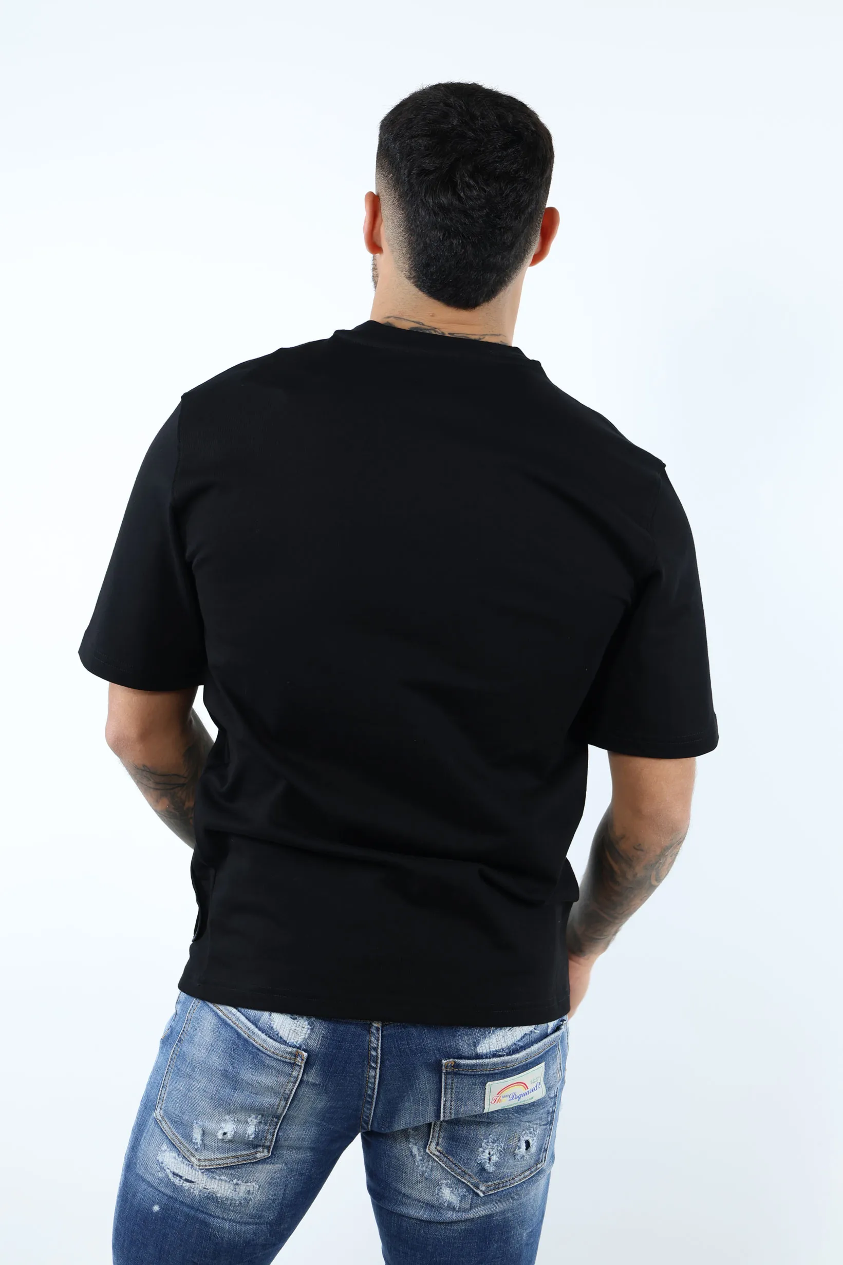 Camiseta negra mix con bolsillo y logo etiqueta monocromático
