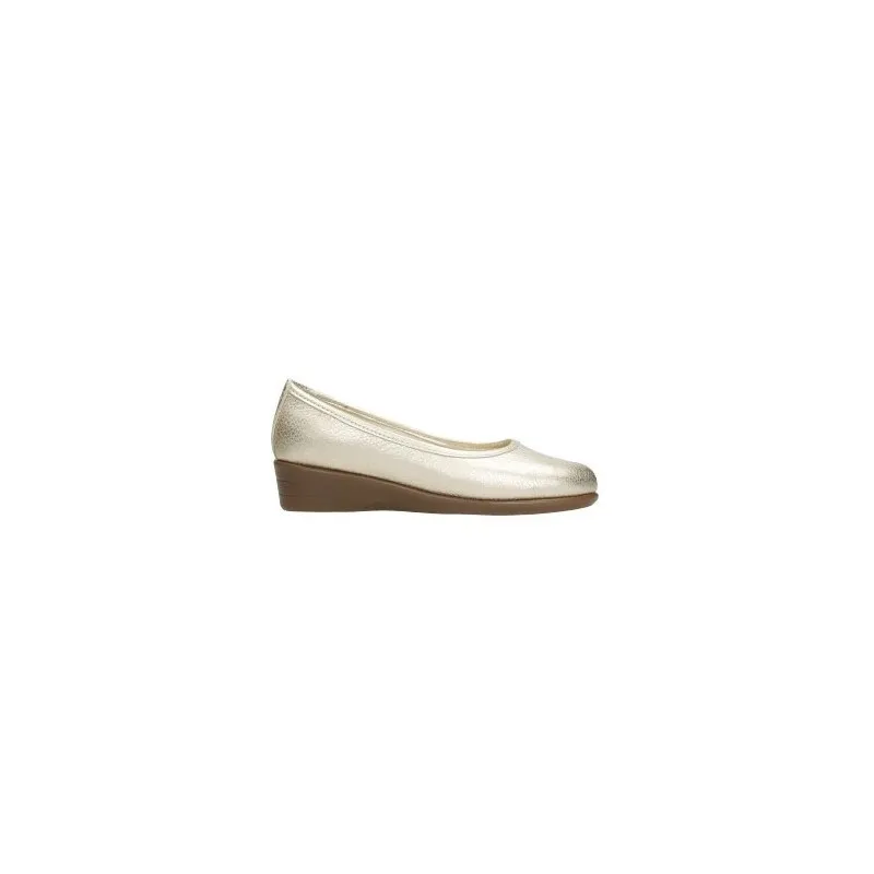 Manoletina de piel metalizada con cuña baja, superflexible en color oro