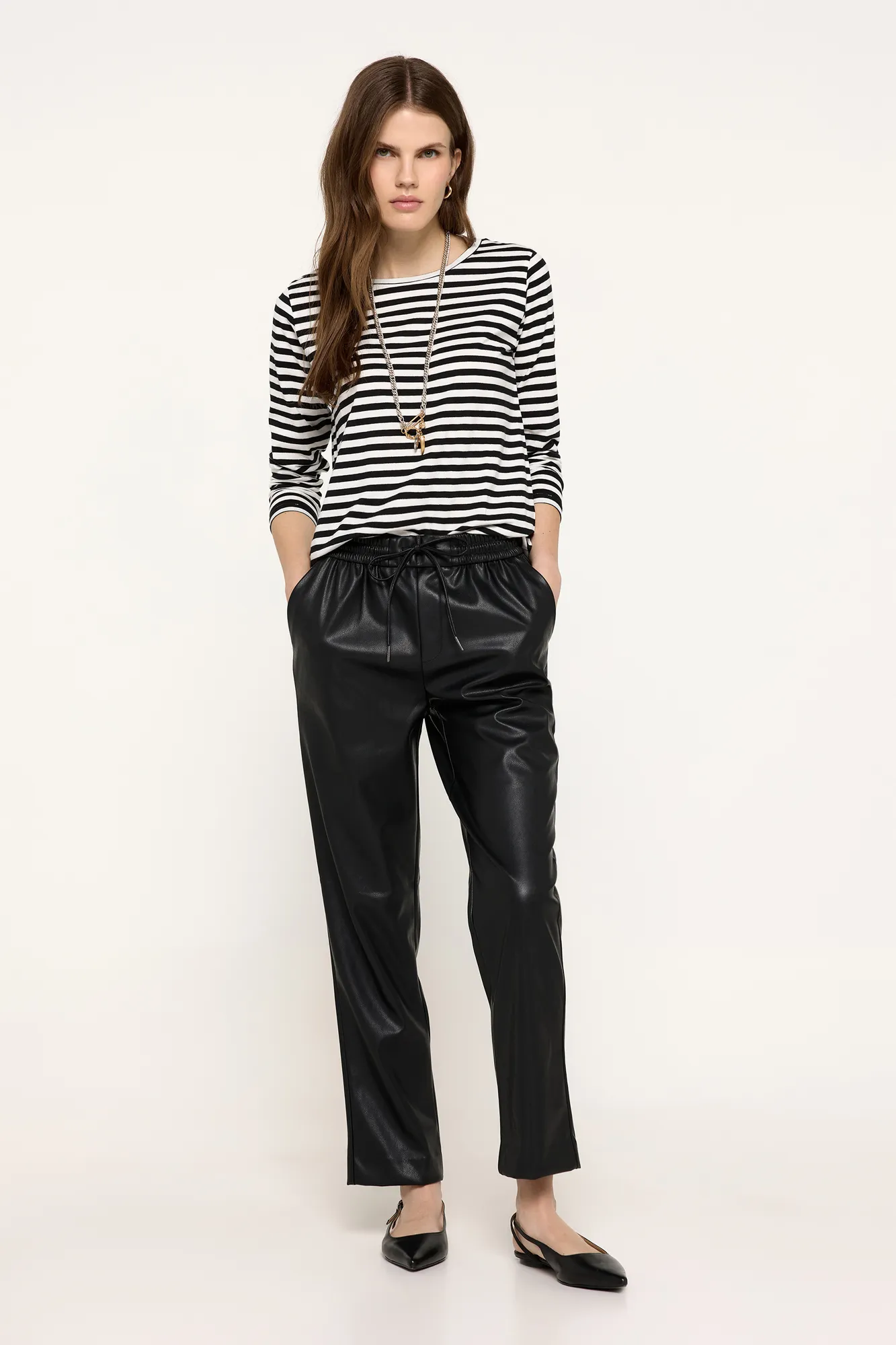 Milano Pantalón jogger simil piel.