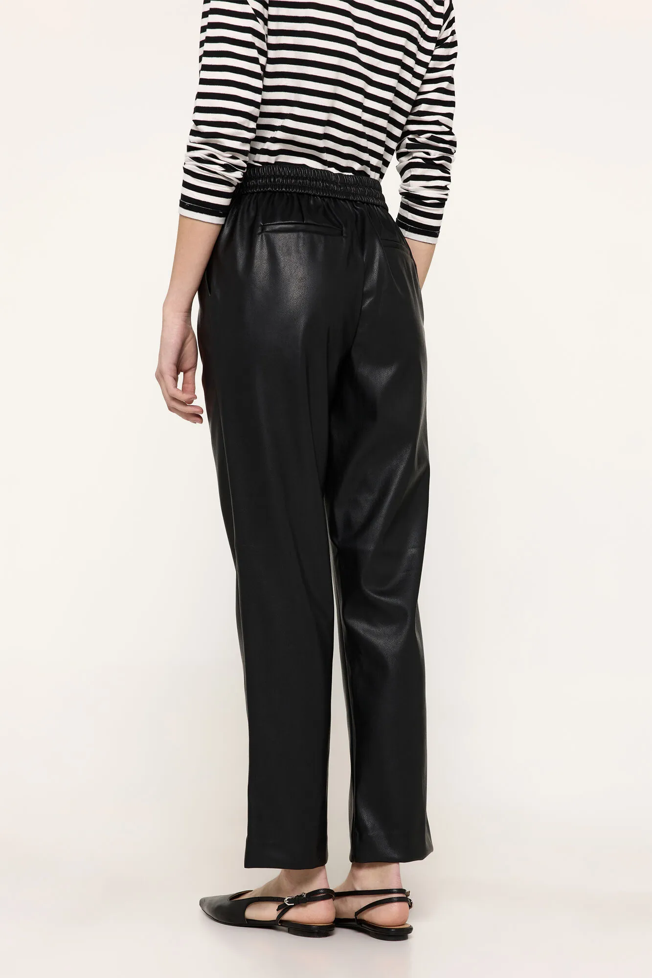 Milano Pantalón jogger simil piel.