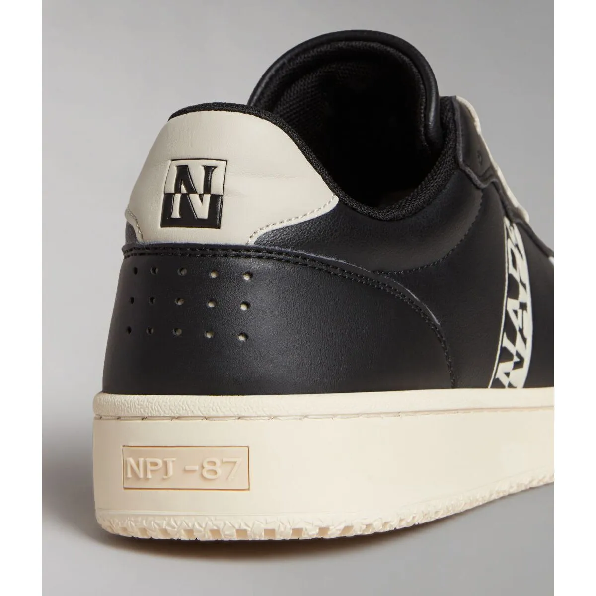 NP0A4HVN041 COURTISBLACK