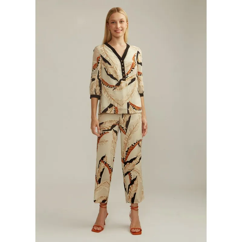 Pantalón ALBA CONDE beige estampado hojas