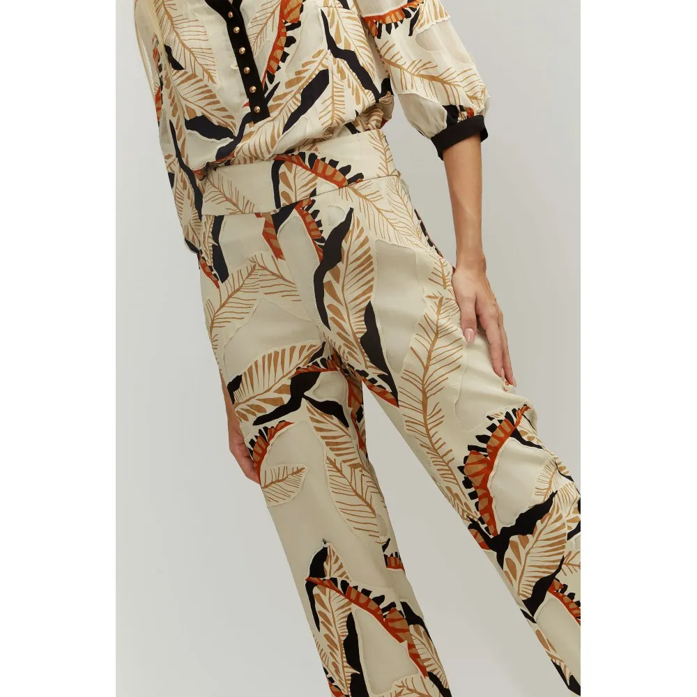 Pantalón ALBA CONDE beige estampado hojas