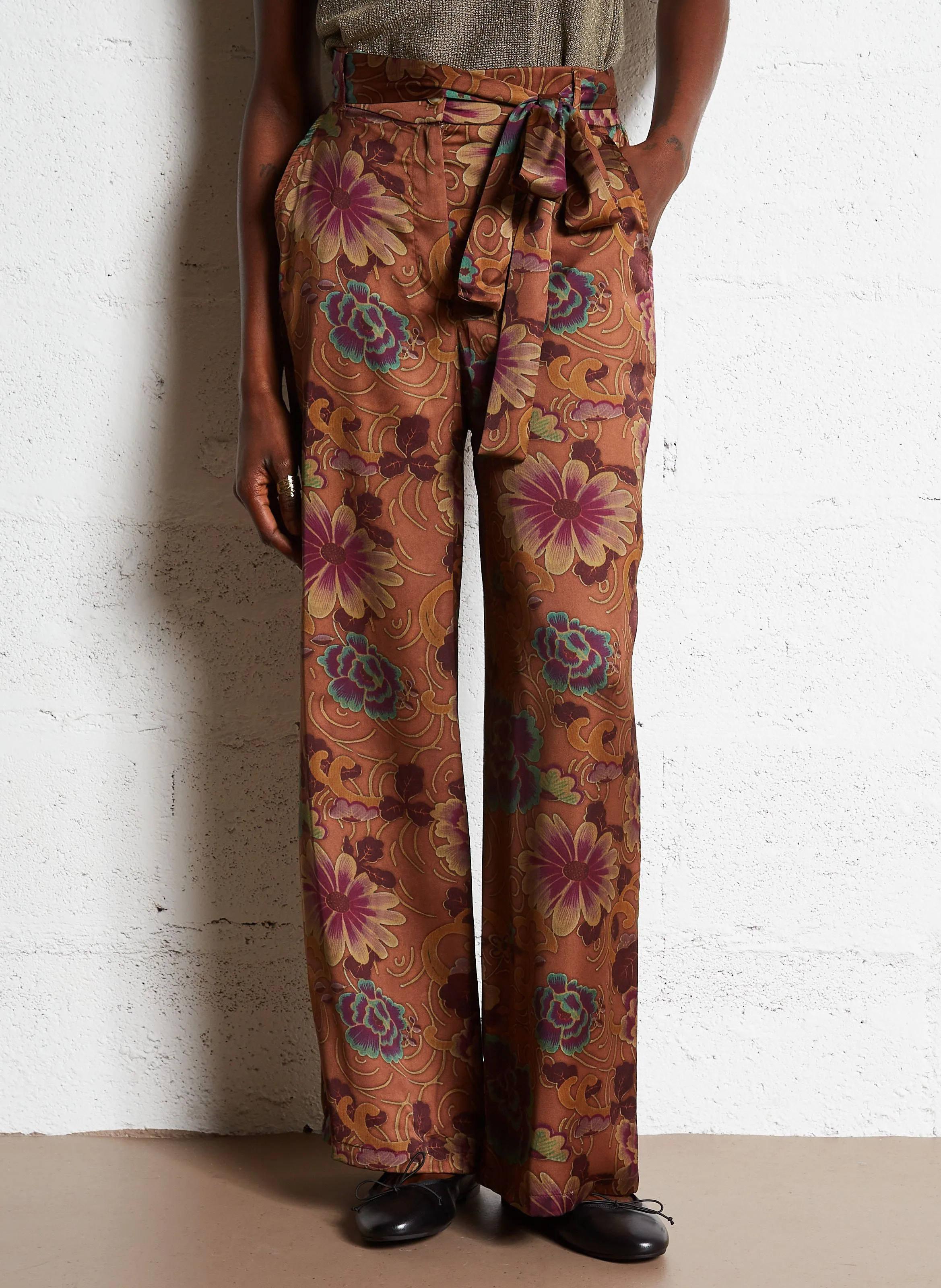 PASHIBA  PANTALóN RECTO DE TALLE ALTO ESTAMPADO EN MARRON