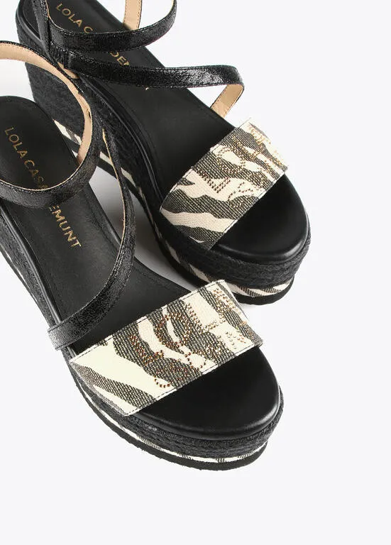 Sandalia cuña negra combinada animal print Lola Casademunt