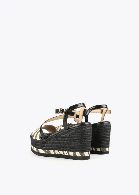 Sandalia cuña negra combinada animal print Lola Casademunt
