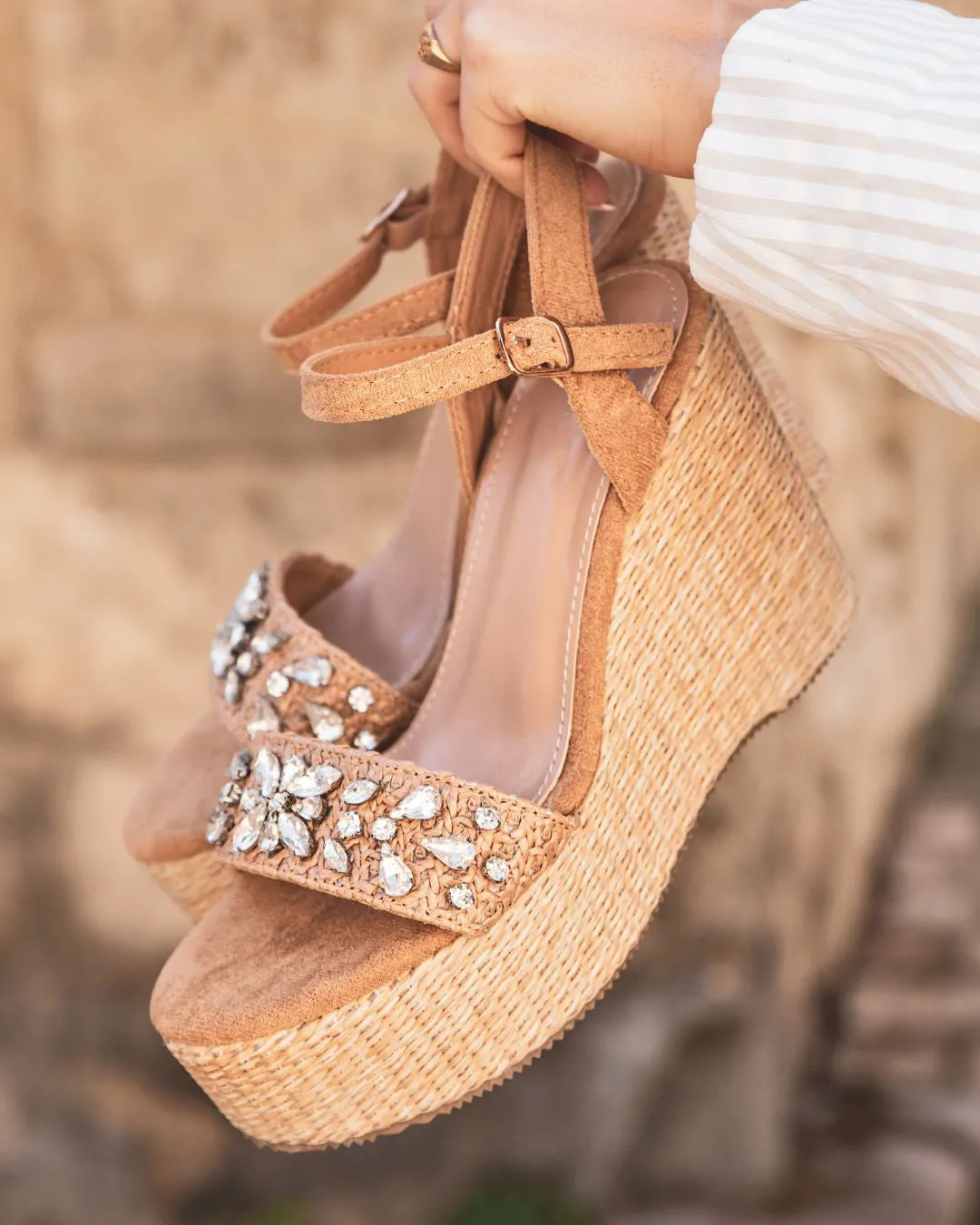 SANDALIA DE CUñA PARA MUJER EN COLOR CAMEL  LARA