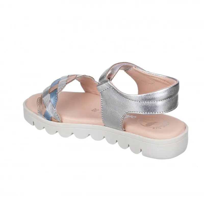Sandalia toda en piel con suela hiper flexible.
