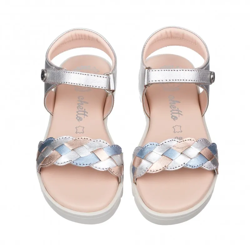 Sandalia toda en piel con suela hiper flexible.