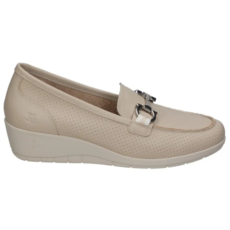 TREINTAS 4102 ARENA  MOCASíN DE PIEL CON CUñA DE GOMA Y ADORNO METáLICO, MUY CóMODOS