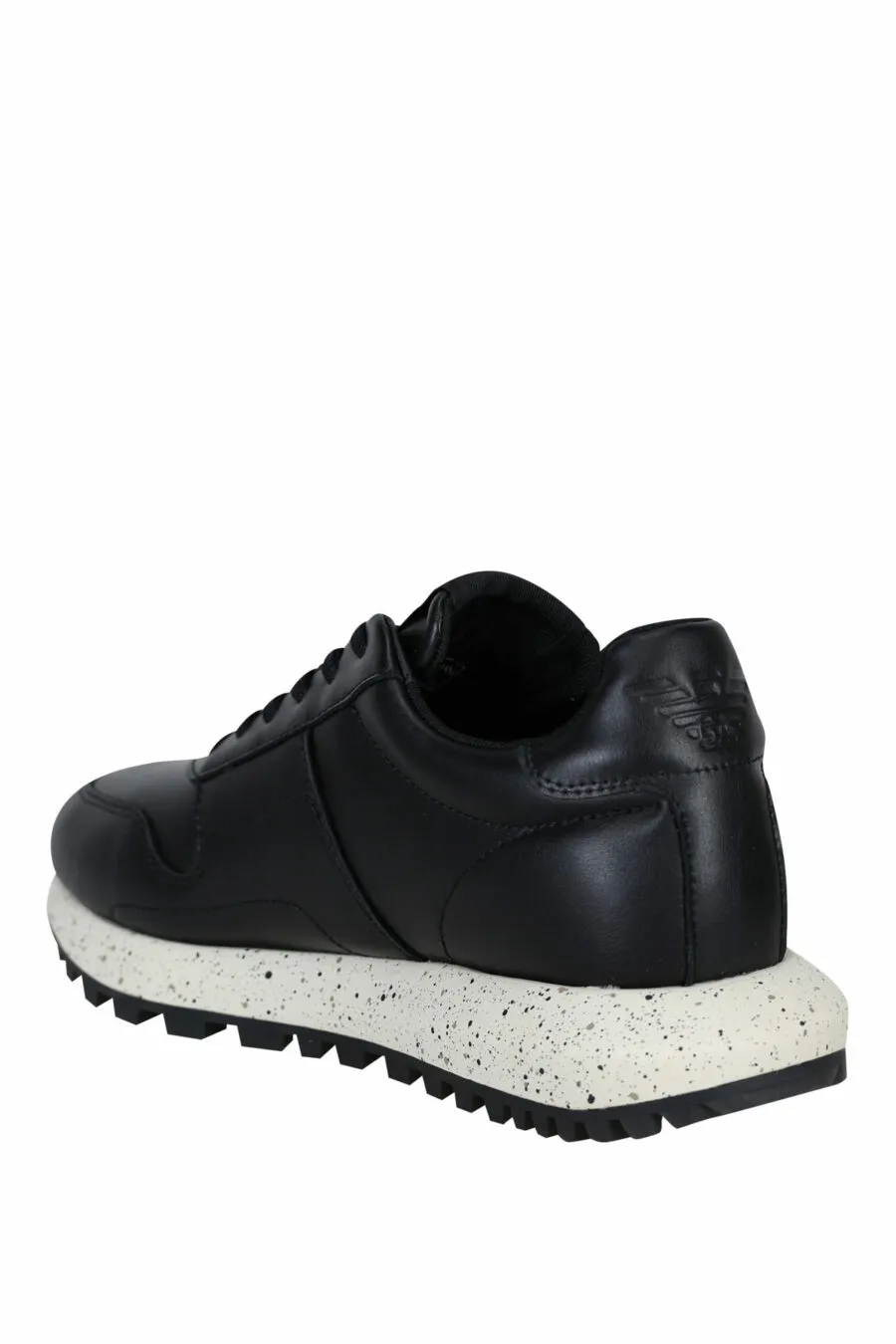 Zapatillas negras de piel reciclada y minilogo